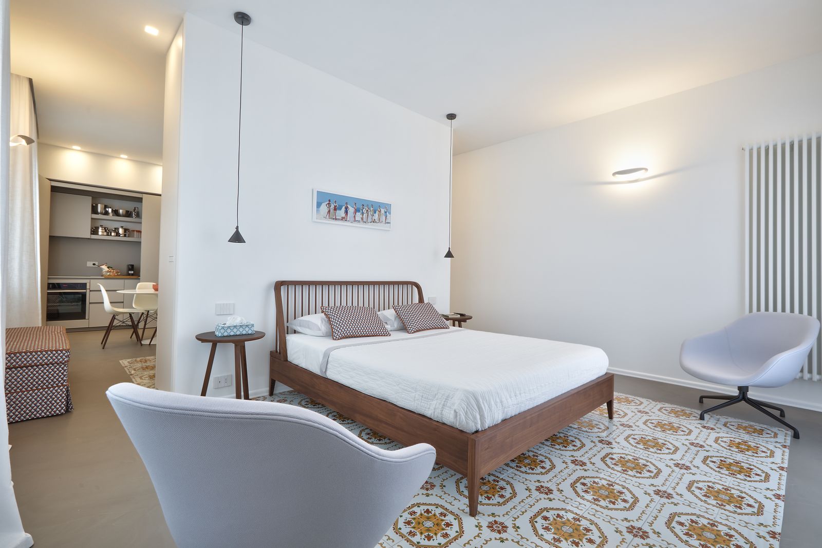 Appartamento Arancio: la camera con letto in noce e il tappeto di maiolica siciliana
