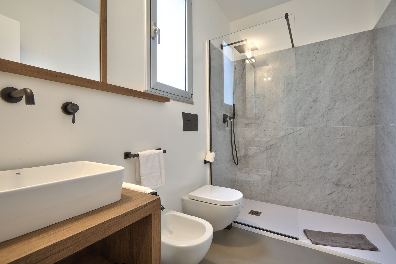 Grigio: il bagno in marmo di Carrara